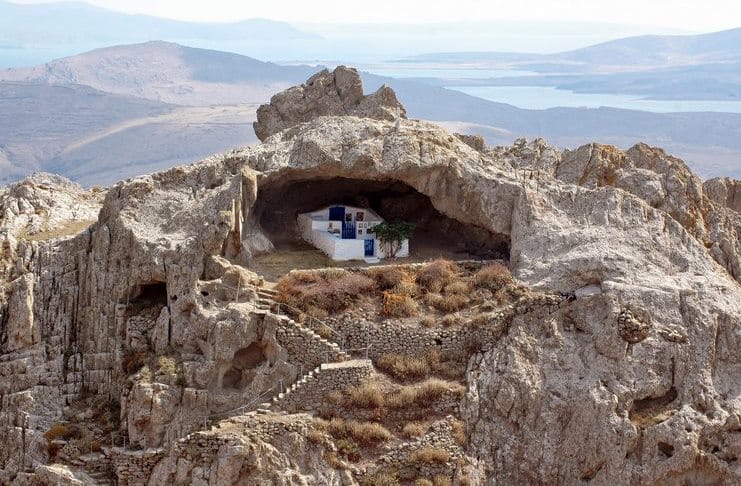 Η μοναδική παγκοσμίως άσκεπη εκκλησία, χτισμένη σε σπηλιά, βρίσκεται στη Λήμνο!