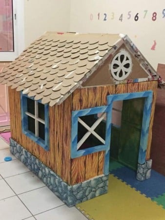 grandfather-builds-cardboard-playhouse-for-his-littler-grandaughter-10__700
