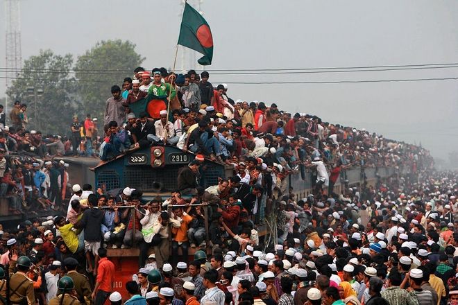 Thousands-of-Bangladeshi-Muslims-board-overcrowded-trains-as-they-try-to-return-home-after-attending-a-three-day-Islamic-Congregation-on-the-banks-of-the-river-Turag-in-Tongi-outskirts-of-Dhaka-Bangladesh-on-Januar