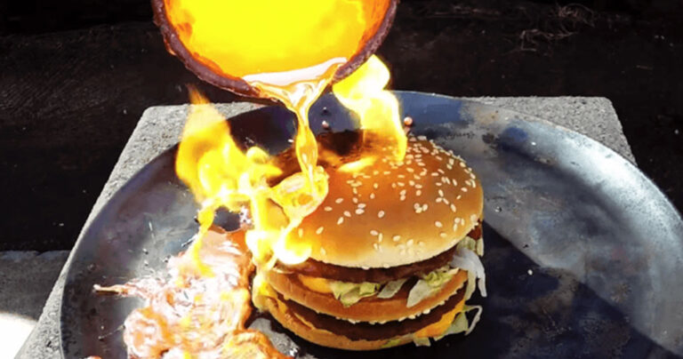 Πείραμα: Έριξε υγρό χαλκό πάνω σε ένα burger για να δει τι θα γίνει…