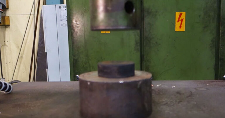 Τι θα γίνει όταν πατήσουμε μια σφαίρα του χόκεϊ με μια υδραυλική πρέσα;