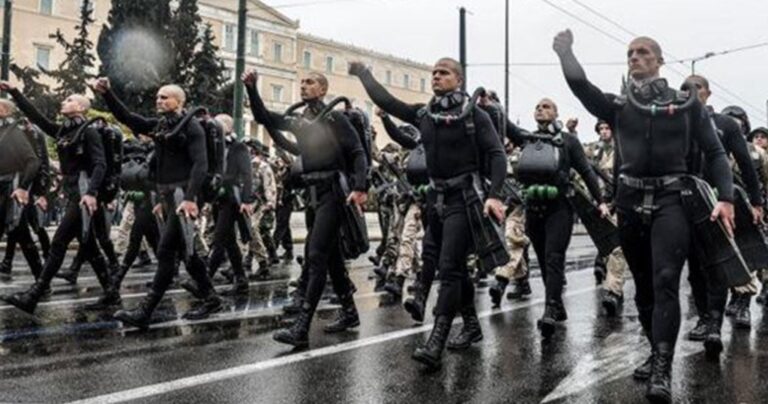 Τα συνθήματα των ΟΥΚ στην παρέλαση της 25ης Μαρτίου που προκάλεσαν σεισμικές αντιδράσεις.