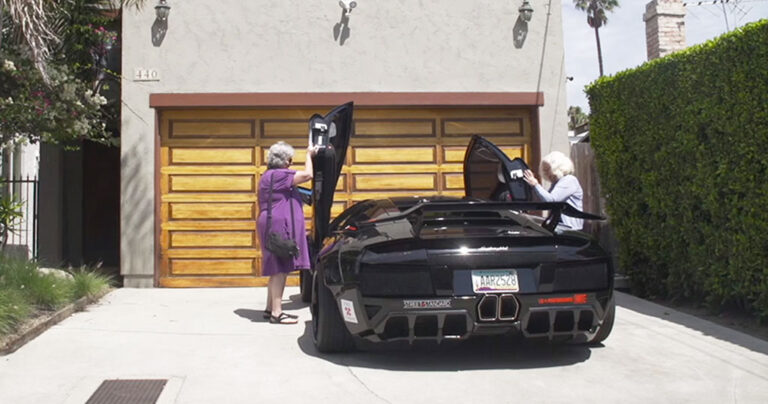 Δυο γιαγιάδες πήραν βόλτα μια Lamborghini και τρέλαναν τους περαστικούς!