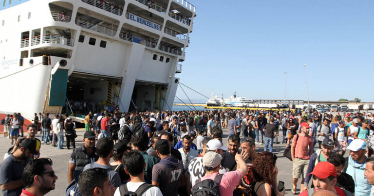 Η Ελληνίδα βουλευτής που φιλοξενεί στο σπίτι της οικογένεια προσφύγων με 5 παιδιά!
