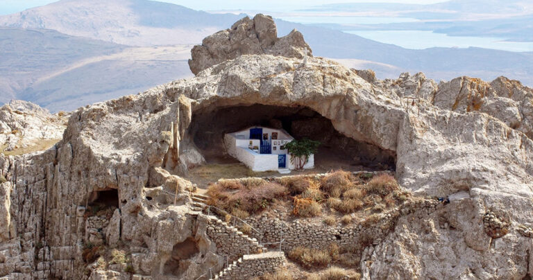 Η μοναδική παγκοσμίως άσκεπη εκκλησία, χτισμένη σε σπηλιά, βρίσκεται στη Λήμνο!