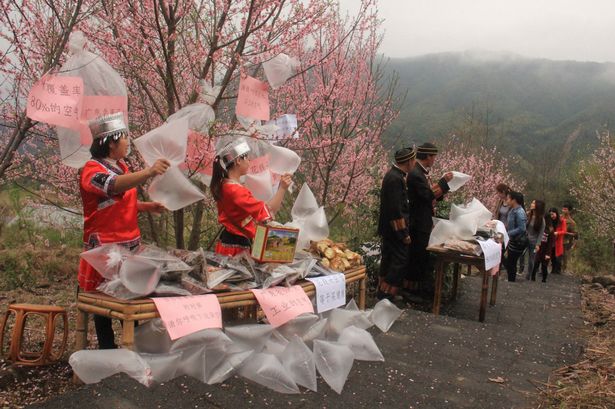 Residents-sell-clean-air-to-visitors-in-north-area-of-Guangdong