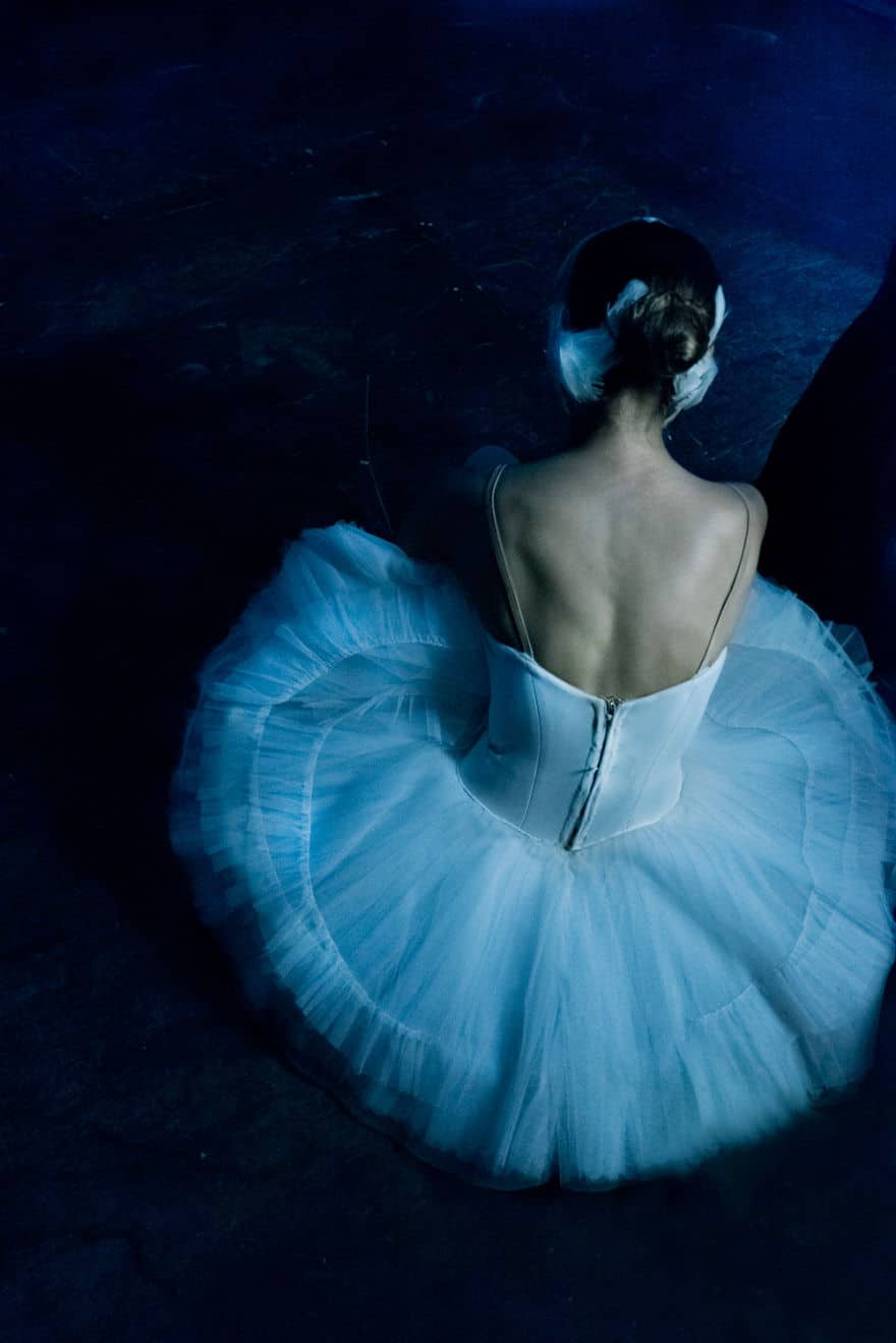 russian-ballet-photographer-darian-volkova-shows-behind-the-stage-life-of-dancers-6__880