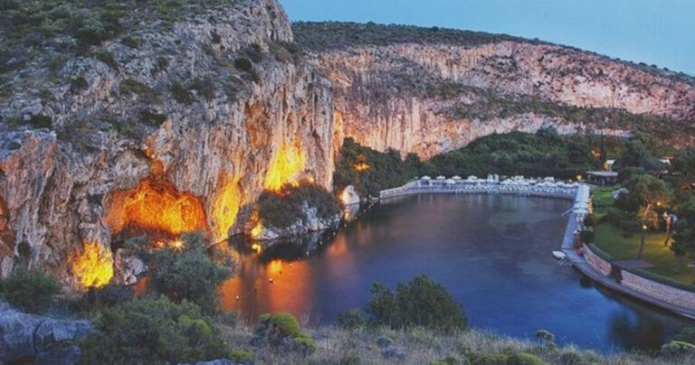 Το σπήλαιο στη λίμνη Βουλιαγμένης κρύβει ένα μυστικό που ελάχιστοι γνωρίζουν