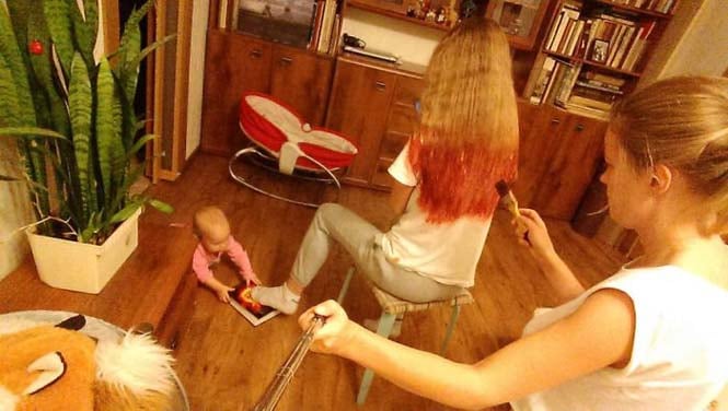 neari-mitera-katagrafei-kathimerinotita-me-selfie-stick-17