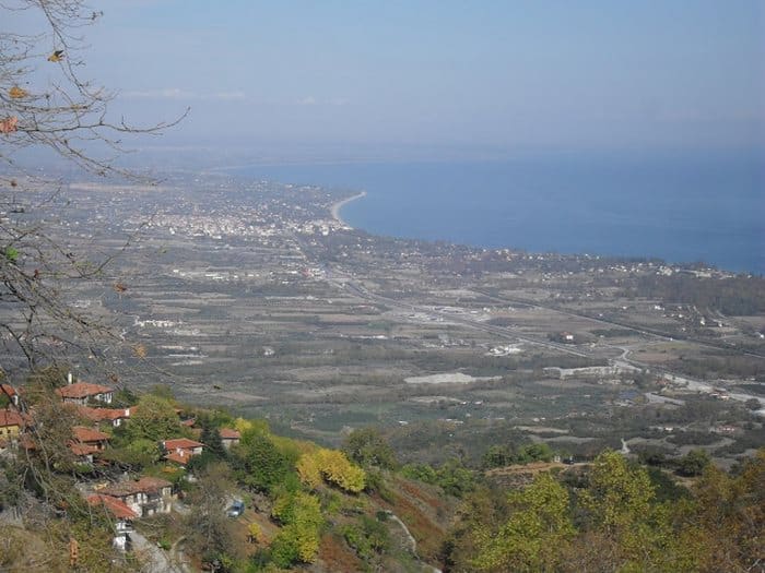 Παλιός Παντελεήμονας: Στη σκιά του βουνού των Θεών