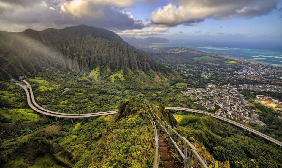 5023605-R3L8T8D-950-Haiku-Stairs7-934x