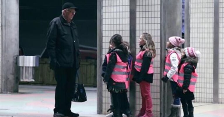 Αυτός ο παππούς περίμενε το τρένο. Μία έκπληξη τον περίμενε…