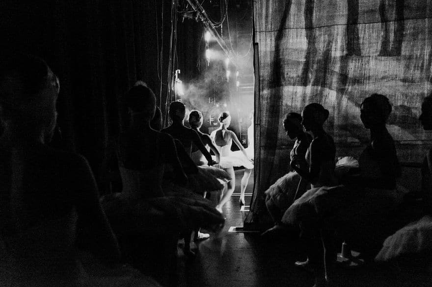 Russian-Ballet-photographer-Darian-Volkova-shares-behind-the-stage-life-of-dancers3__880