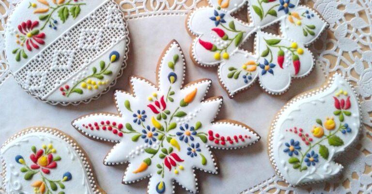 Αυτά τα διακοσμημένα με το χέρι μπισκότα μοιάζουν με κομψά και νόστιμα κεντήματα.