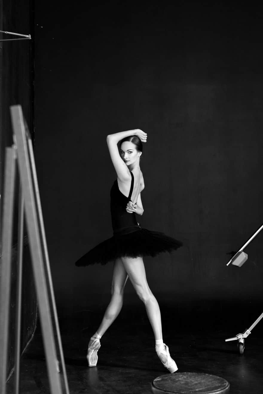 russian-ballet-photographer-darian-volkova-shows-behind-the-stage-life-of-dancers-8__880