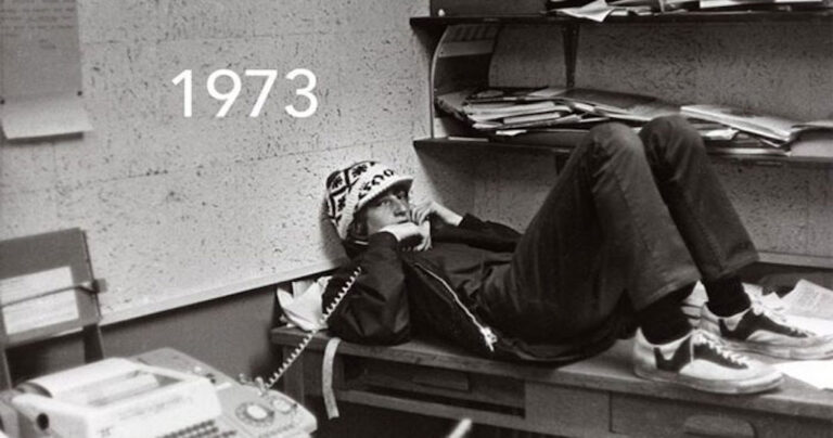 O Bill Gates αναπαριστά μια φωτογραφία από τα φοιτητικά του χρόνια και σαρώνει