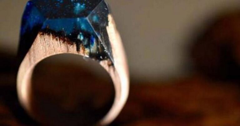 Εκπληκτικό ξύλινο δαχτυλίδι που κρύβει έναν μικρό κόσμο στο εσωτερικό του!