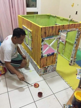 grandfather-builds-cardboard-playhouse-for-his-littler-grandaughter-6__700