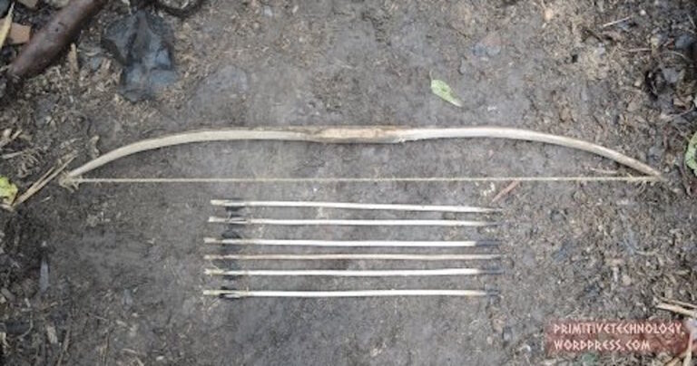 Φτιάχνει μόνος του ένα κλασικό τόξο με βέλη χρησιμοποιώντας μόνο υλικά που υπάρχουν στη φύση