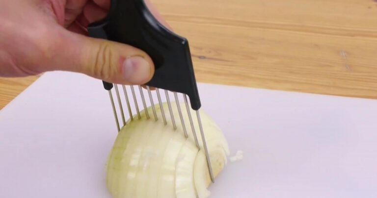 Αυτός είναι ο νέος και επαναστατικός τρόπος για να κόψετε το κρεμμύδι εύκολα και γρήγορα!