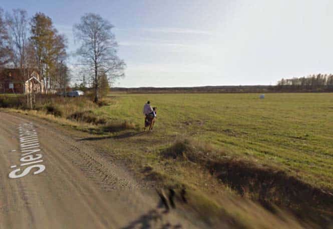 ti-synevi-otan-alogo-synantise-autokinito-google-street-view-04