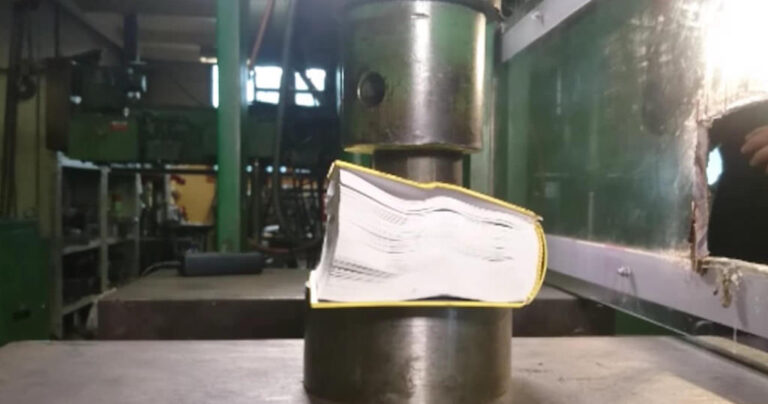 Υδραυλική πρέσα εναντίον βιβλίου. Ποιός από τους δύο θα νικήσει;