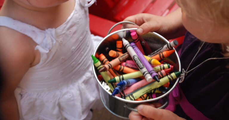 Μια μητέρα εξηγεί γιατί δεν πρέπει τα παιδιά μας να μοιράζονται τα πράγματα τους.