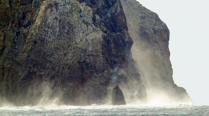 Χύτρα: Η βραχονησίδα στα Κύθηρα με τη θαλάσσια σπηλιά που θυμίζει πισίνα!