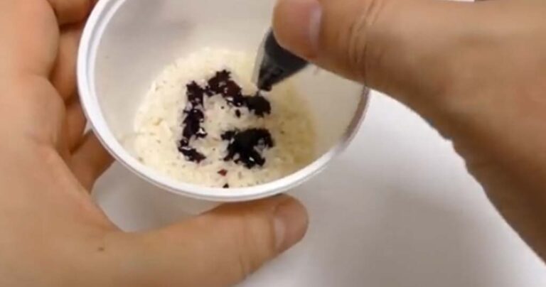 Έριξε βαφή αυγού μέσα σε ένα κυπελλάκι με ρύζι. Τι έγινε όταν έβαλε το αυγό μέσα; Κάτι εκπληκτικό!