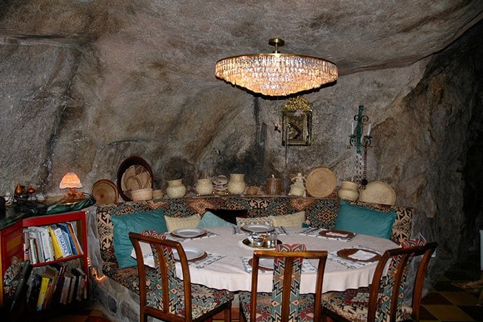 Μένει με τον σύζυγο της σε μια σπηλιά. Απλά δείτε το εσωτερικό της!