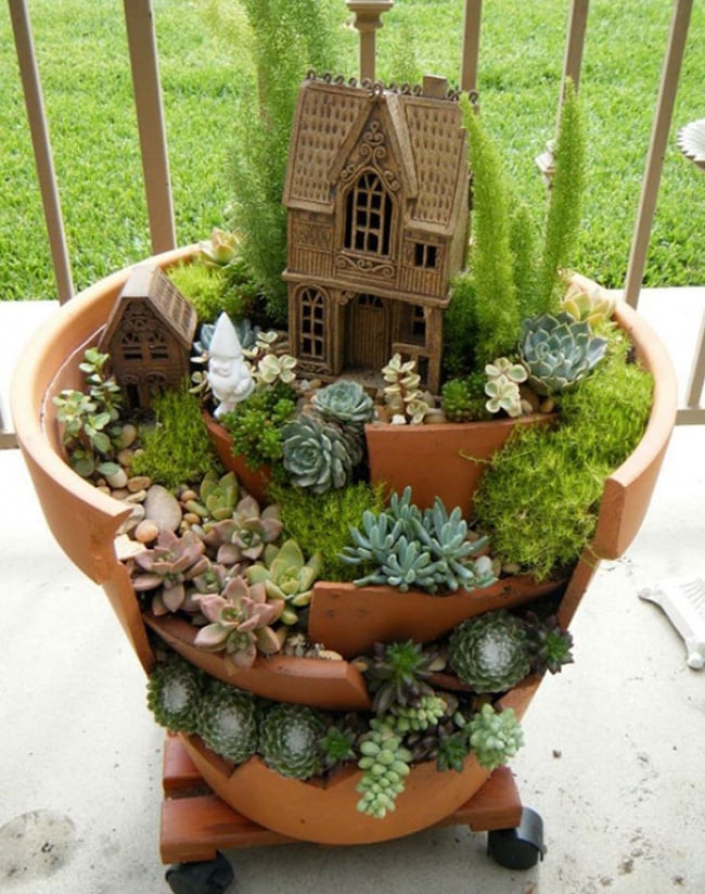 1016105-650-1459488702-broken-pot-fairy-garden-6