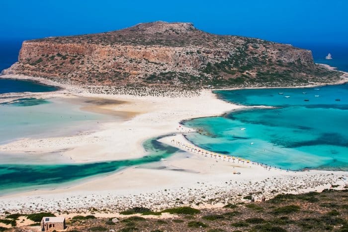 Τα τιρκουάζ νερά παίζουν με την λευκή άμμο στην παραλία Μπάλος στην Κρήτη.