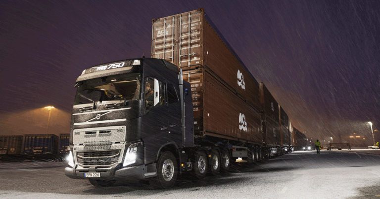 Φορτηγό Volvo τραβάει ένα τεράστιο φορτίο 750 τόνων!