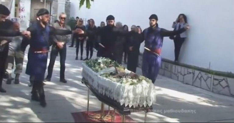 Έτσι κηδεύουν στην Κρήτη: Με συρτό αποχαιρέτησαν τον μεγάλο λυράρη Γεράσιμο Σταματογιαννάκη!