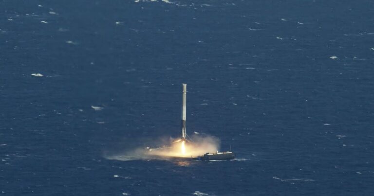 Έγινε η πρώτη επιτυχημένη προσγείωση πυραύλου σε πλατφόρμα στη θάλασσα.