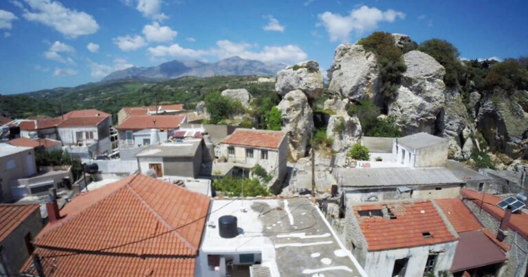 Το ελληνικό χωριό που δεν φοβάται τον «χάρο» μέσα από ένα φοβερό εναέριο βίντεο.