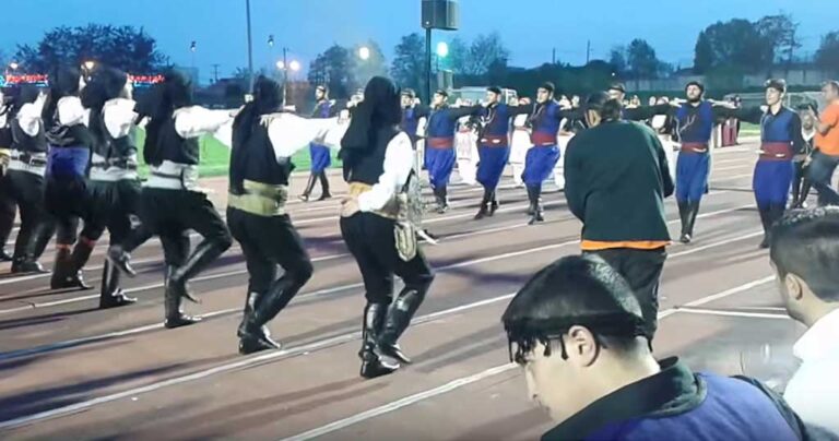 Ο εντυπωσιακός αντικριστός χορός Κρητών και Ποντίων  που ξεσήκωσε ένα ολόκληρο στάδιο.