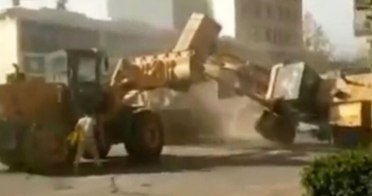 Ο καβγάς με… μπουλντόζες στην Κίνα που κάνει τον γύρο του κόσμου!