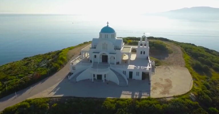 Η πανέμορφη εκκλησία του Προφήτη Ηλία στο Λαύριο σε ένα εντυπωσιακό εναέριο βίντεο
