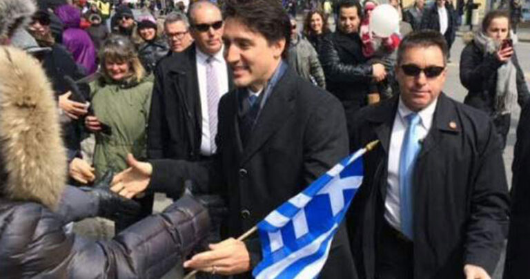 Ο πρωθυπουργός του Καναδά κράτησε την ελληνική σημαία και φώναξε «Zito Hellas»!