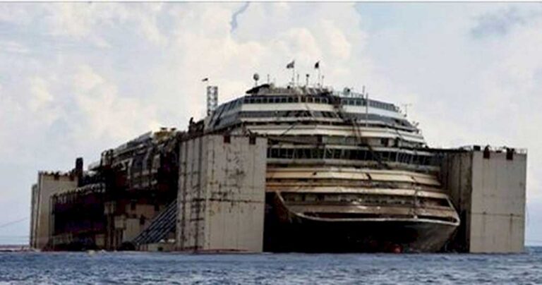 Οι φωτογραφίες από αυτό το εγκαταλελειμμένο κρουαζιερόπλοιο θα σας κάνουν να ανατριχιάσετε.
