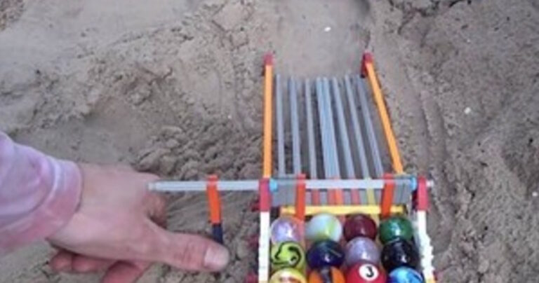 Αυτός ο αγώνας των βόλων στην παραλία είναι απίστευτα διασκεδαστικός.