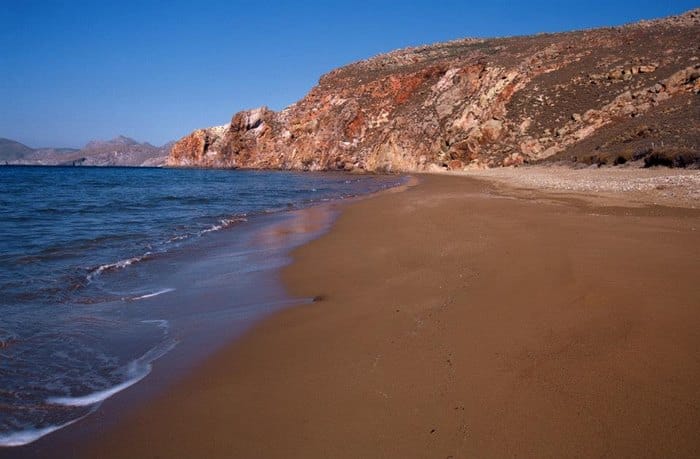 Λήμνος: Βουτιές παρέα με τα ροζ φλαμίνγκο.