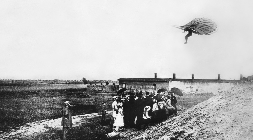 (GERMANY OUT) Otto Lilienthal,Otto Lilienthal (*23.05.1848-10.08.1896+) , Flugpionier, D, Flugversuch mit seinem Eindecker, Gleitflugapparat, über einer Zuschauergruppe, - 1894  (Photo by ullstein bild via Getty Images)