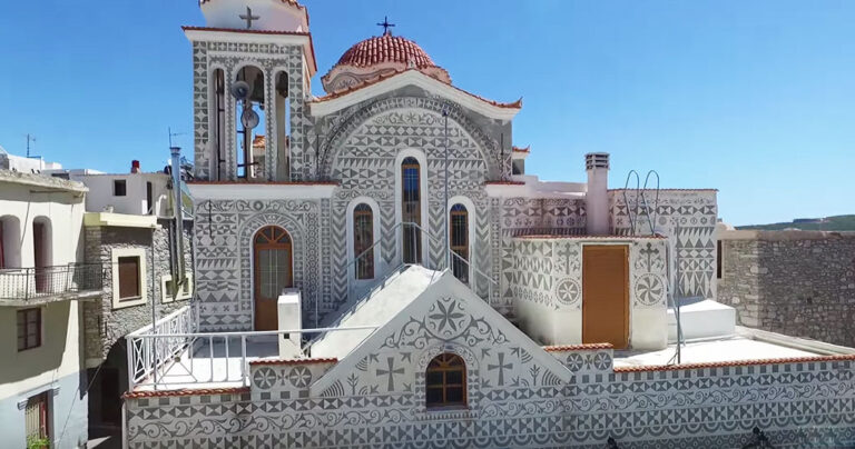 Tο μοναδικό χωριό στην Ελλάδα με τα ζωγραφιστά σπίτια σε ένα βίντεο από ψηλά