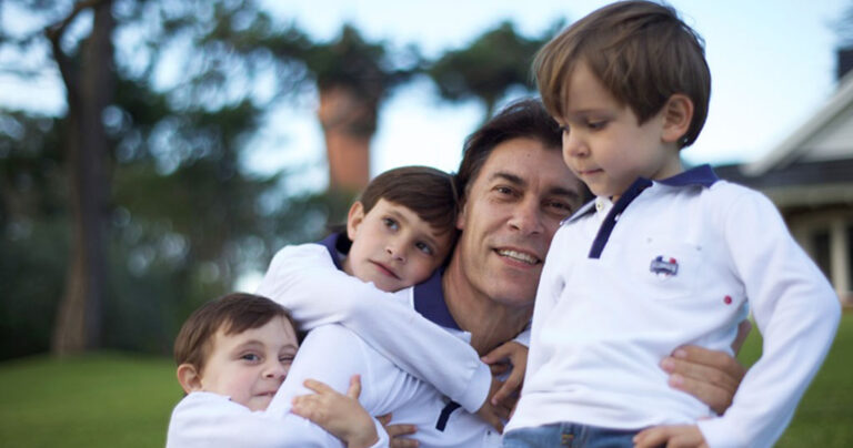 «Μεγαλώνω μόνος μου τρία παιδιά!»