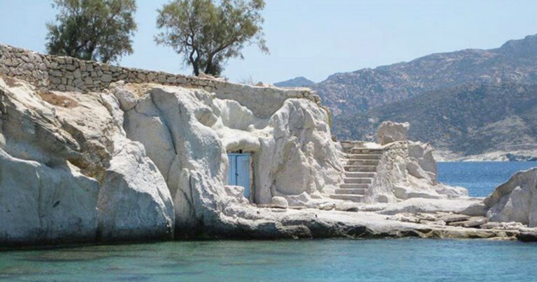 Κίμωλος: Το νησί που μοιάζει ολόκληρο με ζωγραφιά. Από τα αρχαία χρόνια έχει μόνο ένα Χωριό