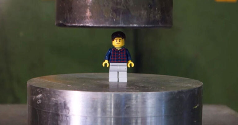 Τι θα συμβεί όταν πατήσουμε Lego με μια υδραυλική πρέσα; Σίγουρα όχι κάτι εύκολο!