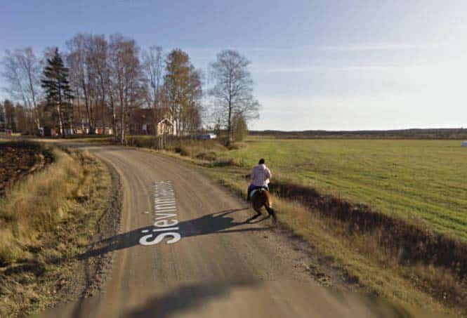 ti-synevi-otan-alogo-synantise-autokinito-google-street-view-03