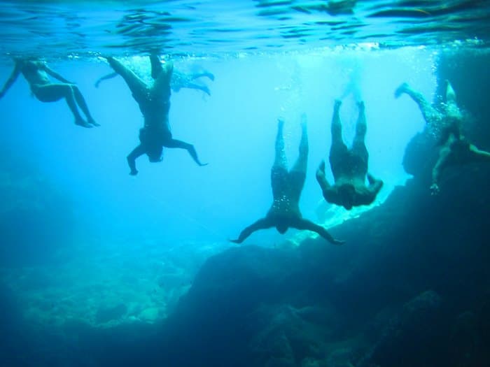Χύτρα: Η βραχονησίδα στα Κύθηρα με τη θαλάσσια σπηλιά που θυμίζει πισίνα!